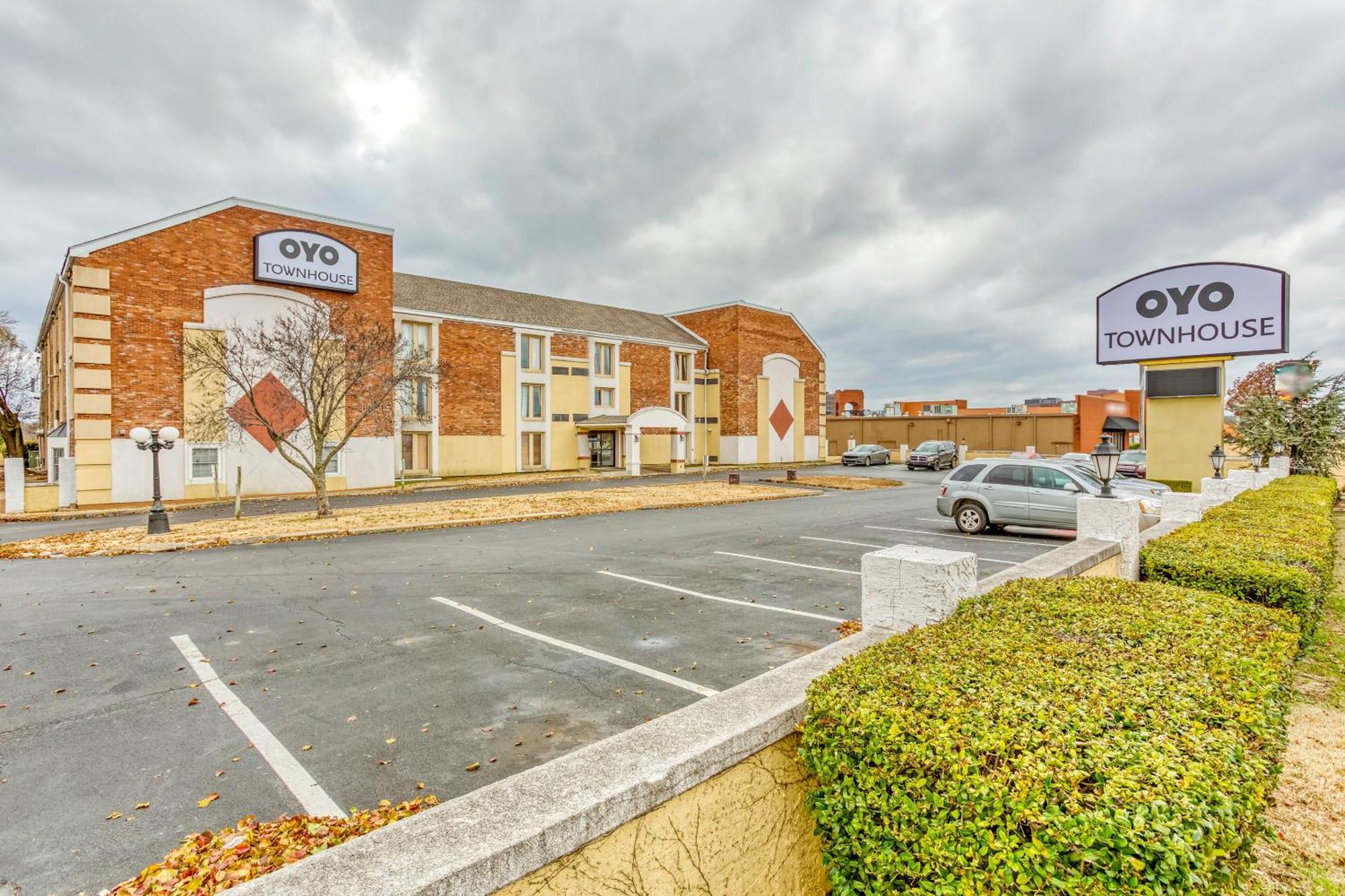 Hotel Oyo Townhouse Tulsa Woodland Hills Esterno foto