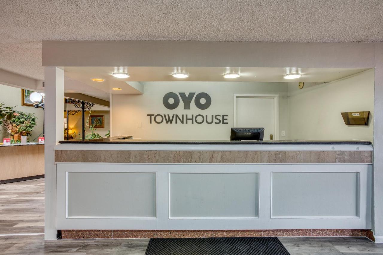 Oyo Townhouse Tulsa Woodland Hills Hotel Esterno foto